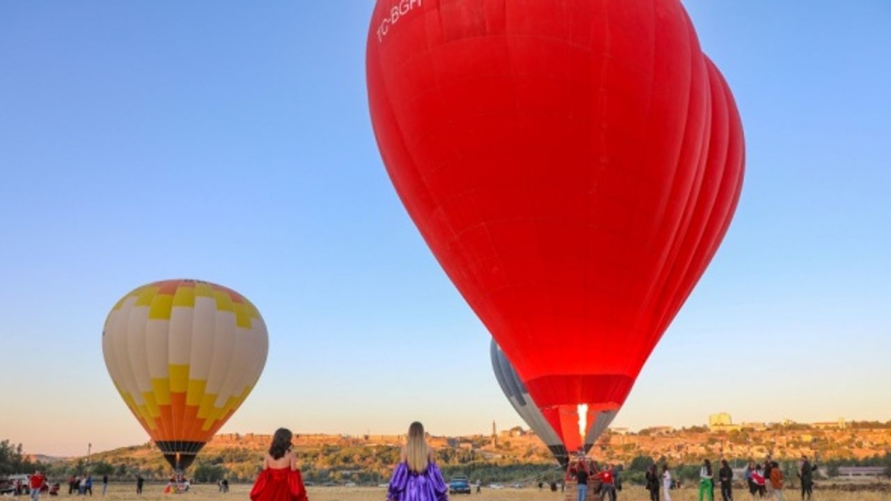 Diyarbakır'dan yükselen balonlar fotoğraf çekimleri için dekor oldu