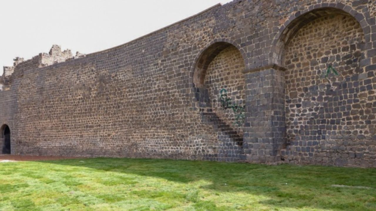 Diyarbakır'ın cadde ve bulvarları yeşil dokuya kavuşuyor