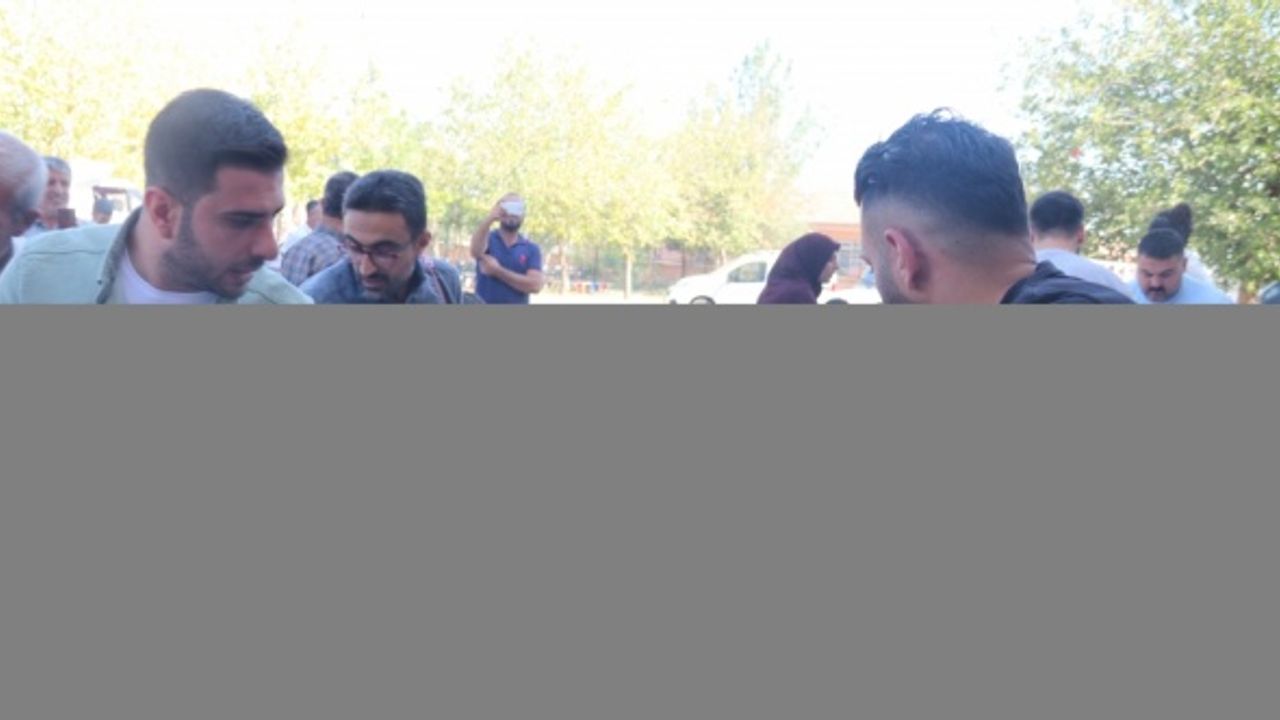 Diyarbakırlı kebapçı mangalını köy çocukları için yaktı