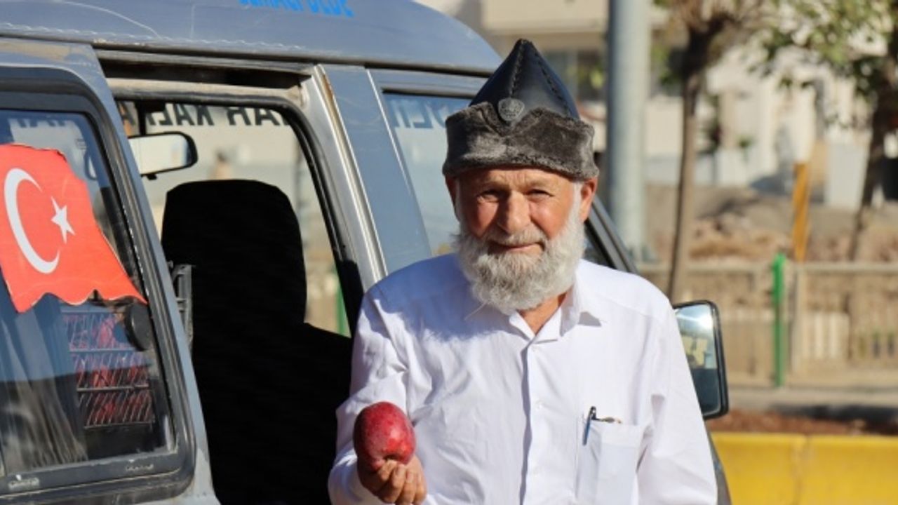 "Elmacı Dede" Kilis'teki askerlere Denizli'den 70 kasa elma getirdi
