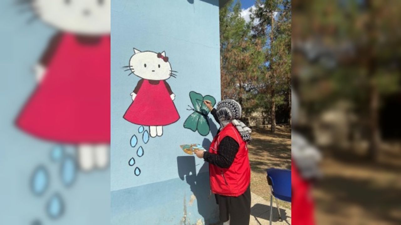 Gaziantep'te gönüllü gençler okulların duvarlarını boyuyor