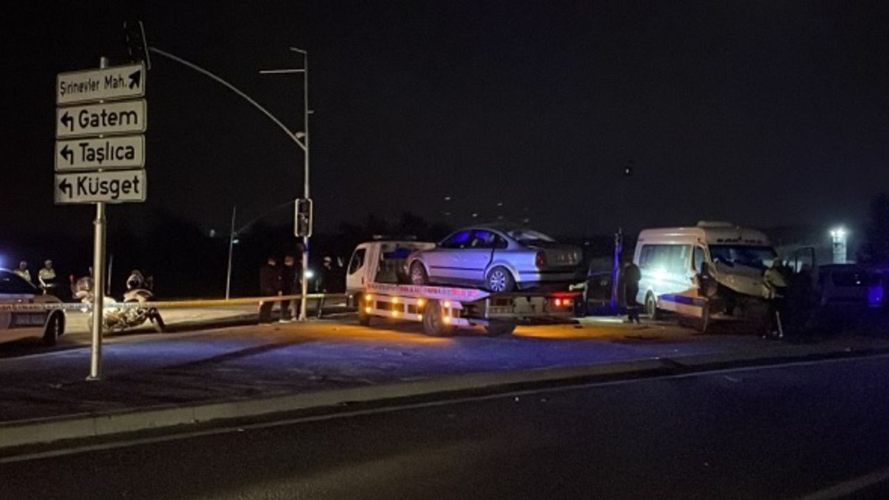 Gaziantep'te işçi servisi ile otomobilin çarpıştığı kazada 1 kişi öldü, 14 kişi yaralandı
