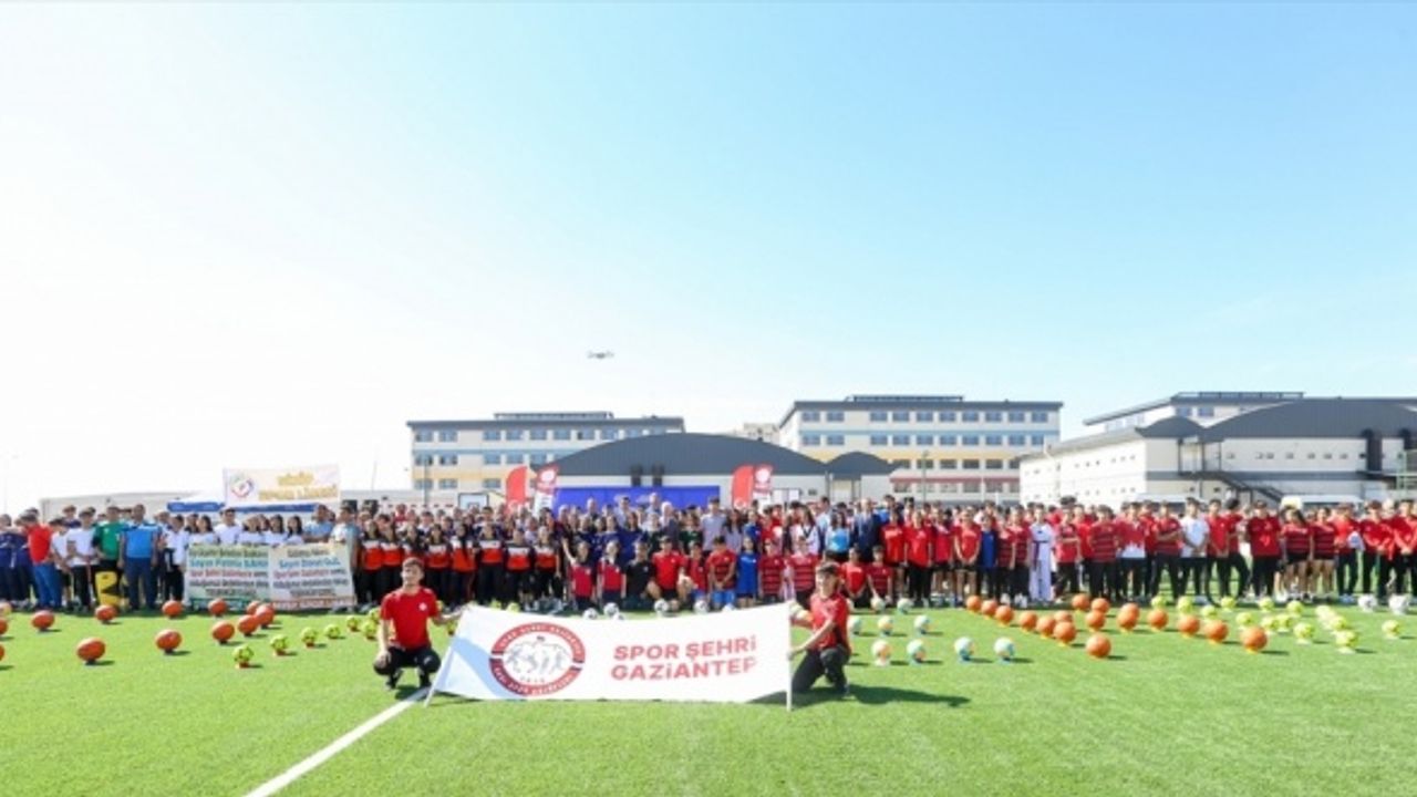 Gaziantep'teki 800 okula spor malzemesi dağıtıldı
