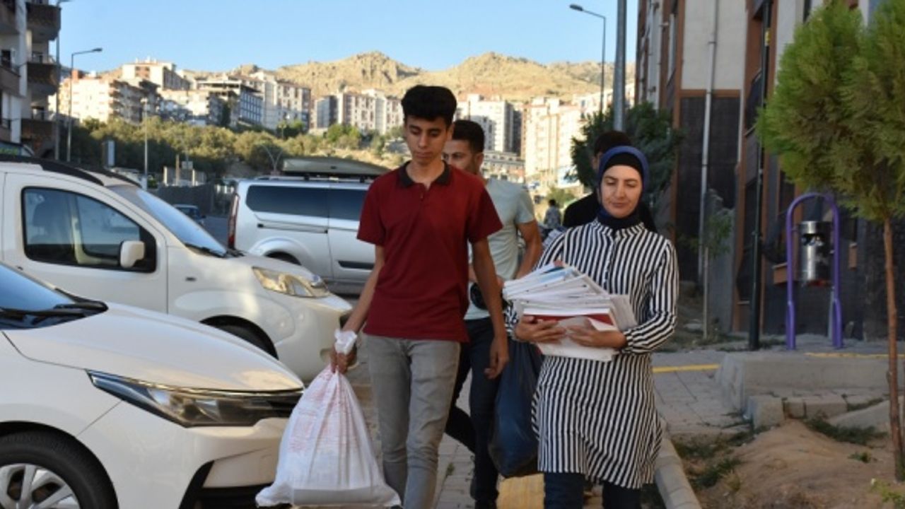 Geri dönüşümden sağlanan gelirle öğrencilerin eğitimine destek oluyorlar