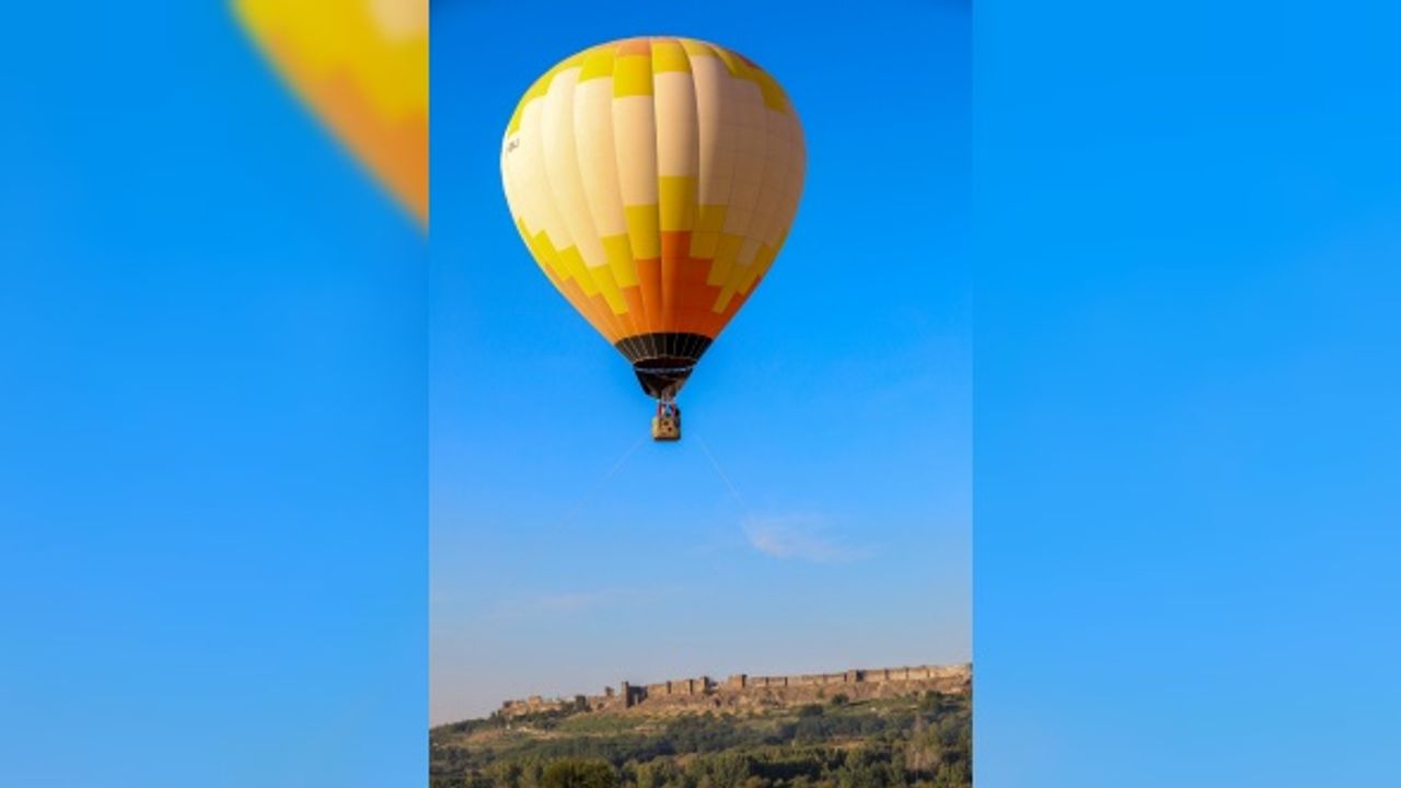 Kadim kent Diyarbakır'da günün ilk ışıklarıyla balon keyfi