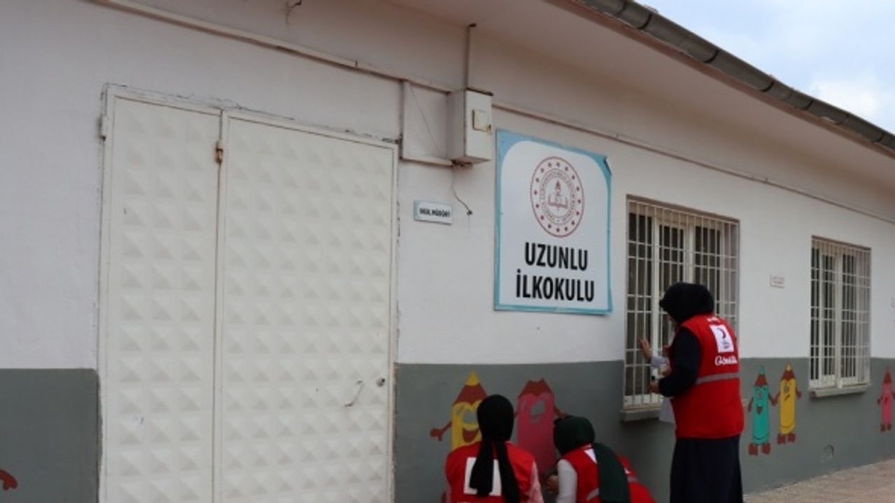 Kilis'te köy okulu gönüllü gençlerin eliyle renklendi