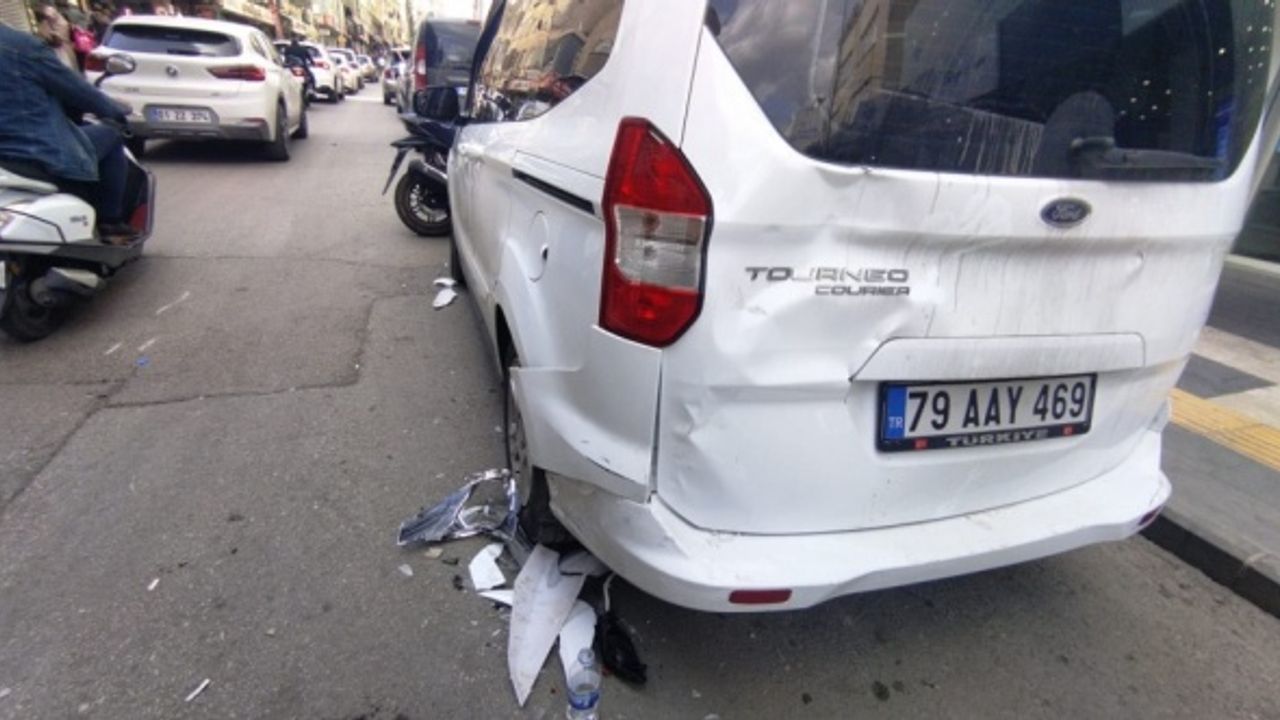 Kilis'te park halindeki araca çarpan motosikletteki 2 kişi yaralandı