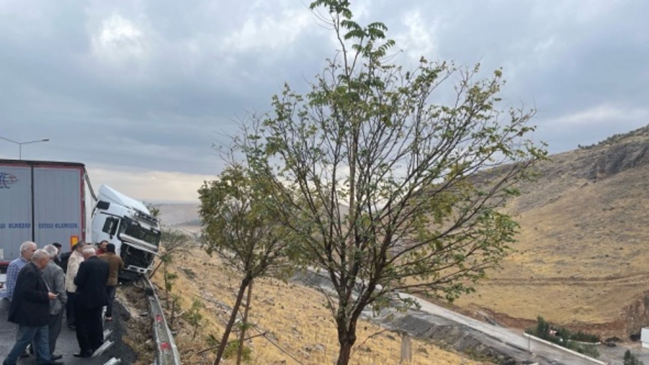 Mardin'de tırın bariyerlere çarpması sonucu sürücü yaralandı