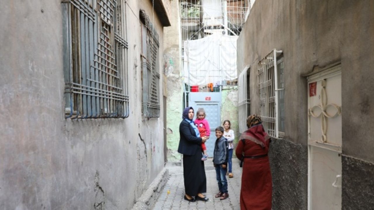 Muhtarlık yaptığı mahalleliye hem "anne" hem "abla" oldu