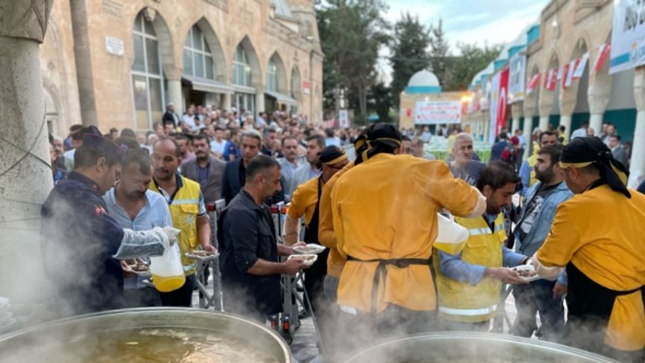 Şanlıurfa'da şafak vakti 10 bin kişiye tirit ikramı
