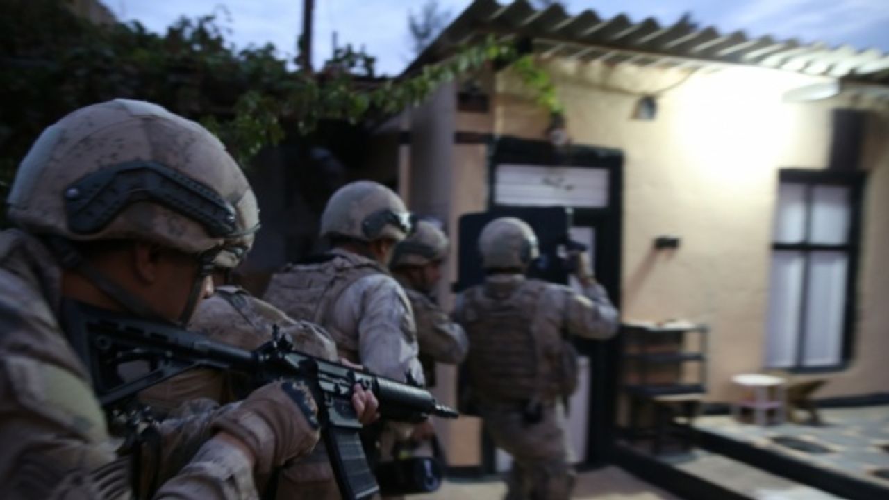 Şanlıurfa'da uyuşturucu satıcılarına şafak operasyonunda 63 zanlı yakalandı