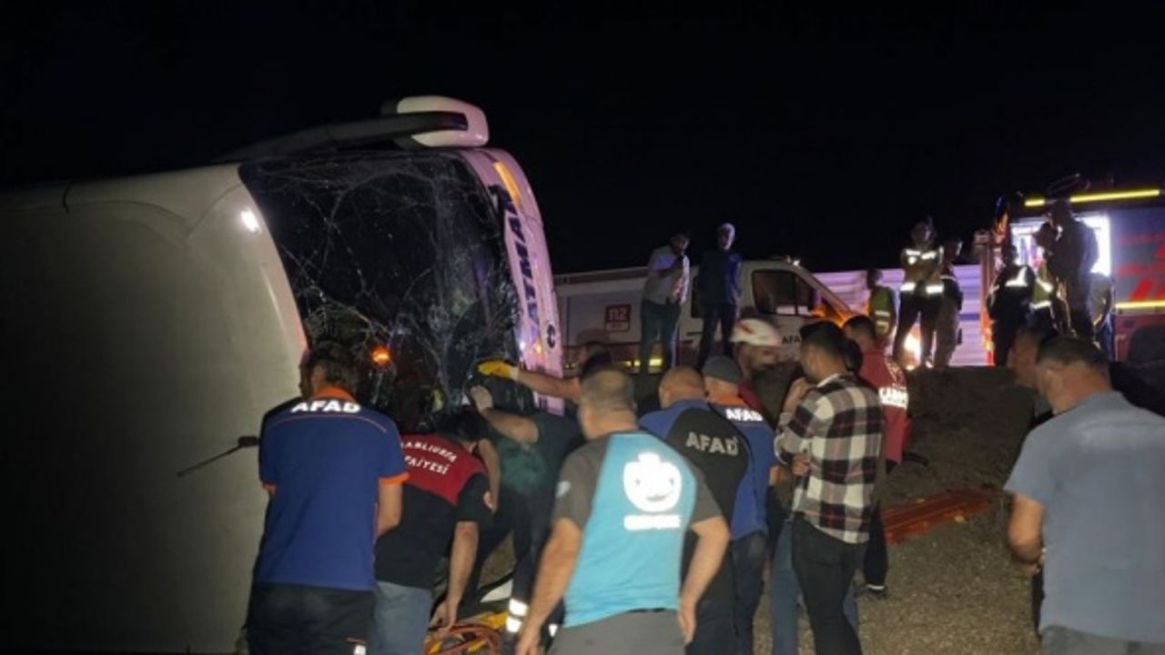 Şanlıurfa'da yolcu otobüsünün devrilmesi sonucu 10 kişi yaralandı