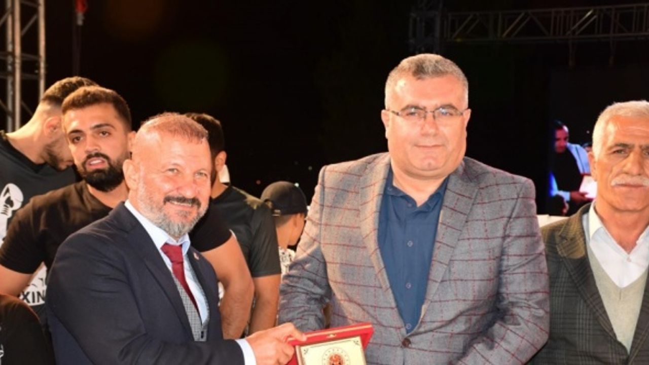 Şanlıurfalı Kick Boks Milli Takım Antrenörü Murat Akaltun, ödüllendirildi