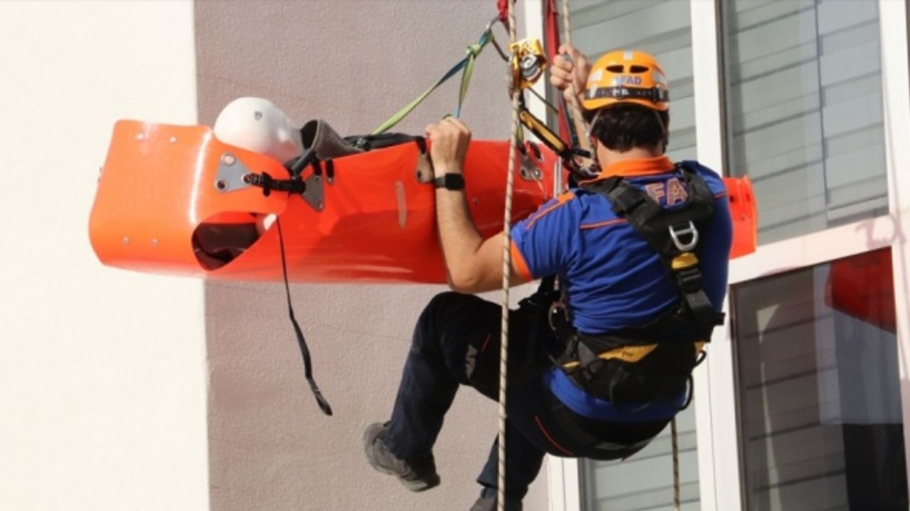 Siirt'te AFAD ekipleri deprem ve yangın tatbikatı gerçekleştirdi