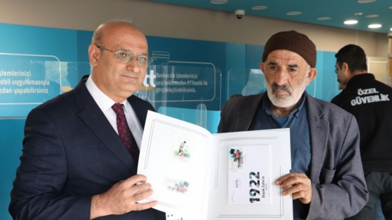 Siirt'te PTT şubesine gelen 182. müşteriye pul koleksiyonu hediye edildi