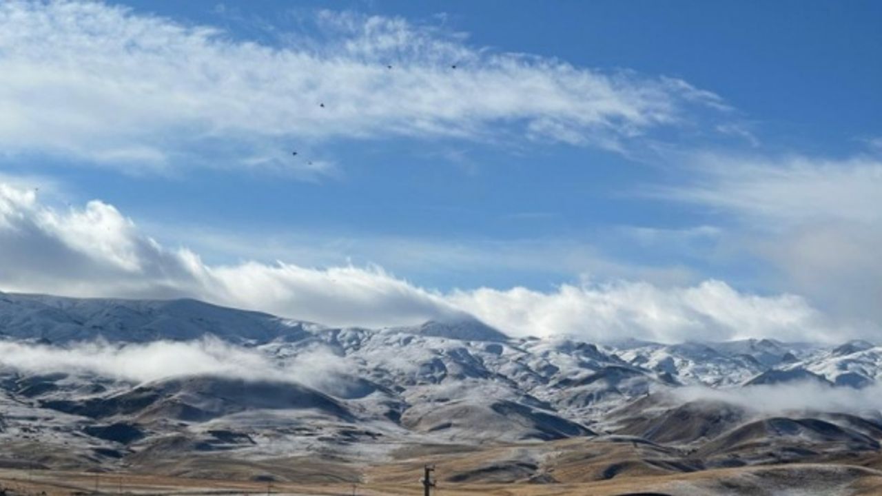 Şırnak'taki Faraşin Yaylası'na mevsimin ilk karı yağdı