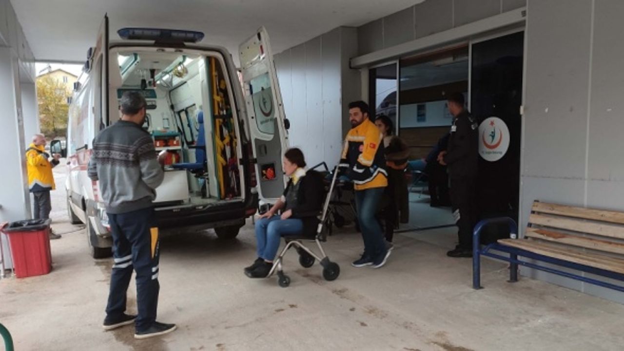 Adıyaman'da devrilen hafif ticari araçtaki 3 kişi yaralandı