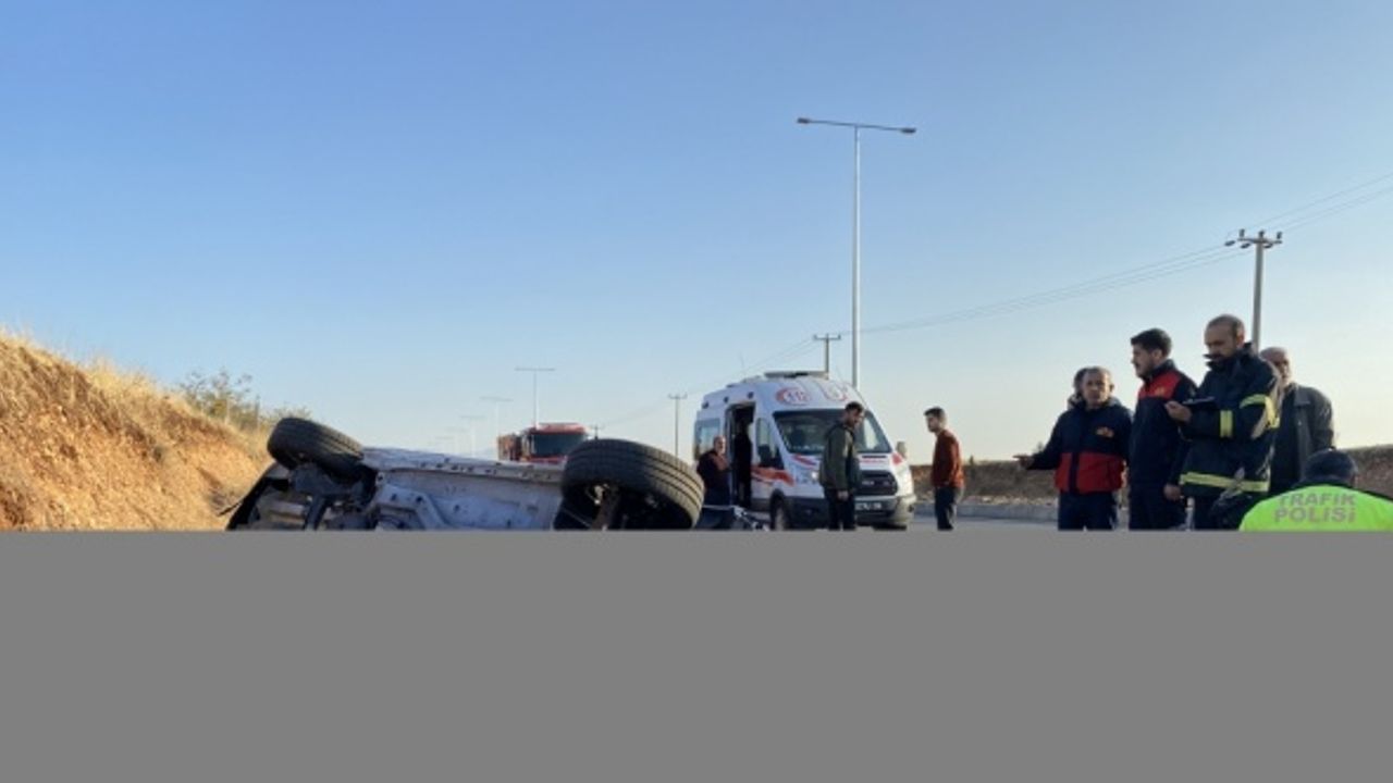 Adıyaman'da hafriyat kamyonu ile otomobilin çarpıştı, 3 kişi yaralandı