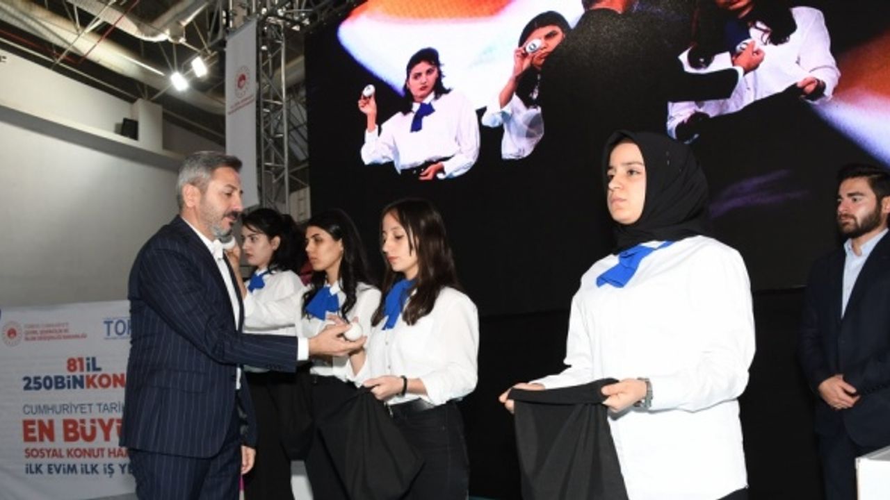 Adıyaman'da "İlk Evim, İlk İş Yerim Projesi"nde yapılacak konutların kura çekimine başlandı