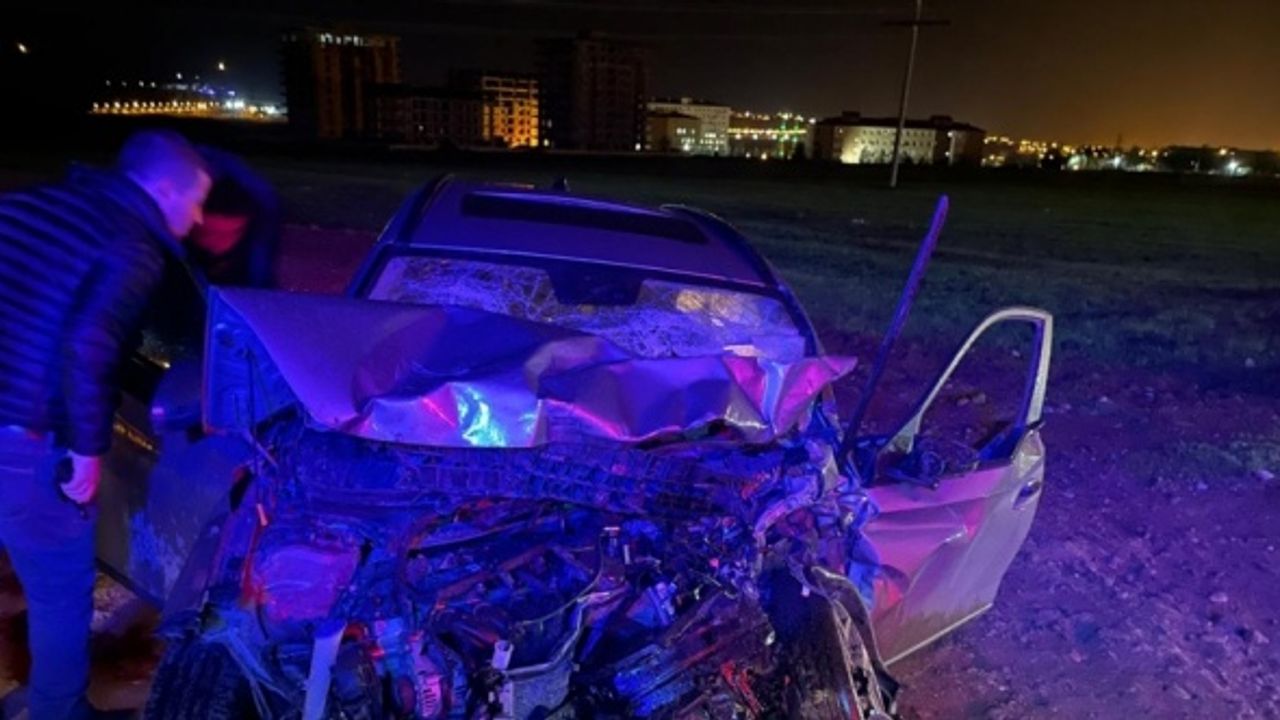 Batman'da yolcu minibüsü ile otomobilin çarpıştığı kazada 7 kişi yaralandı