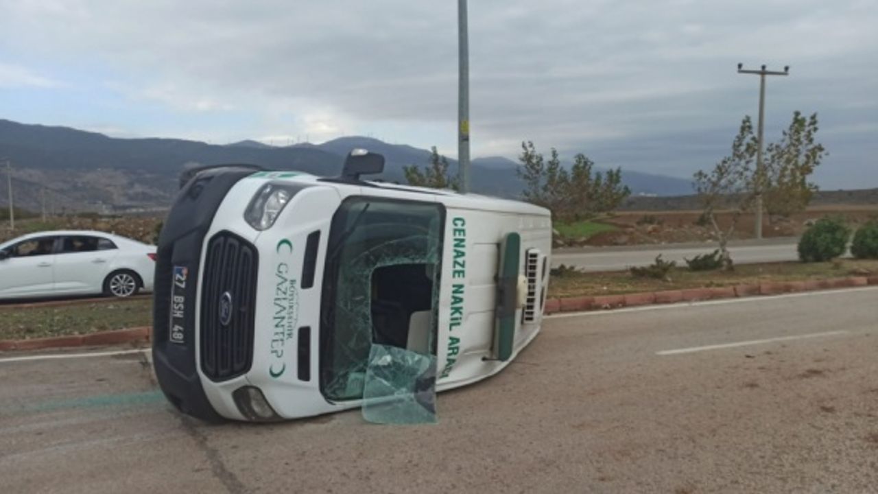 Gaziantep’te cenaze aracıyla çarpışan otomobildeki 2 kişi yaralandı