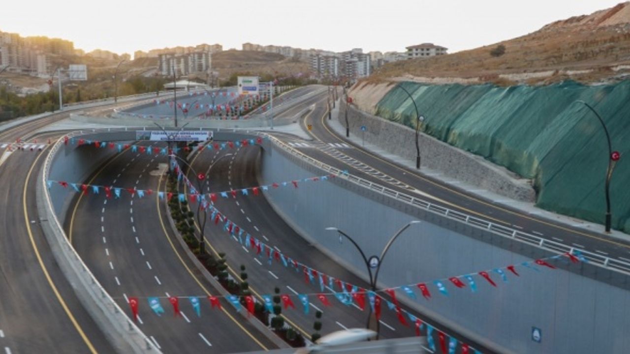 Gaziantep'te yapımı tamamlanan köprülü kavşak trafiğe açılıyor