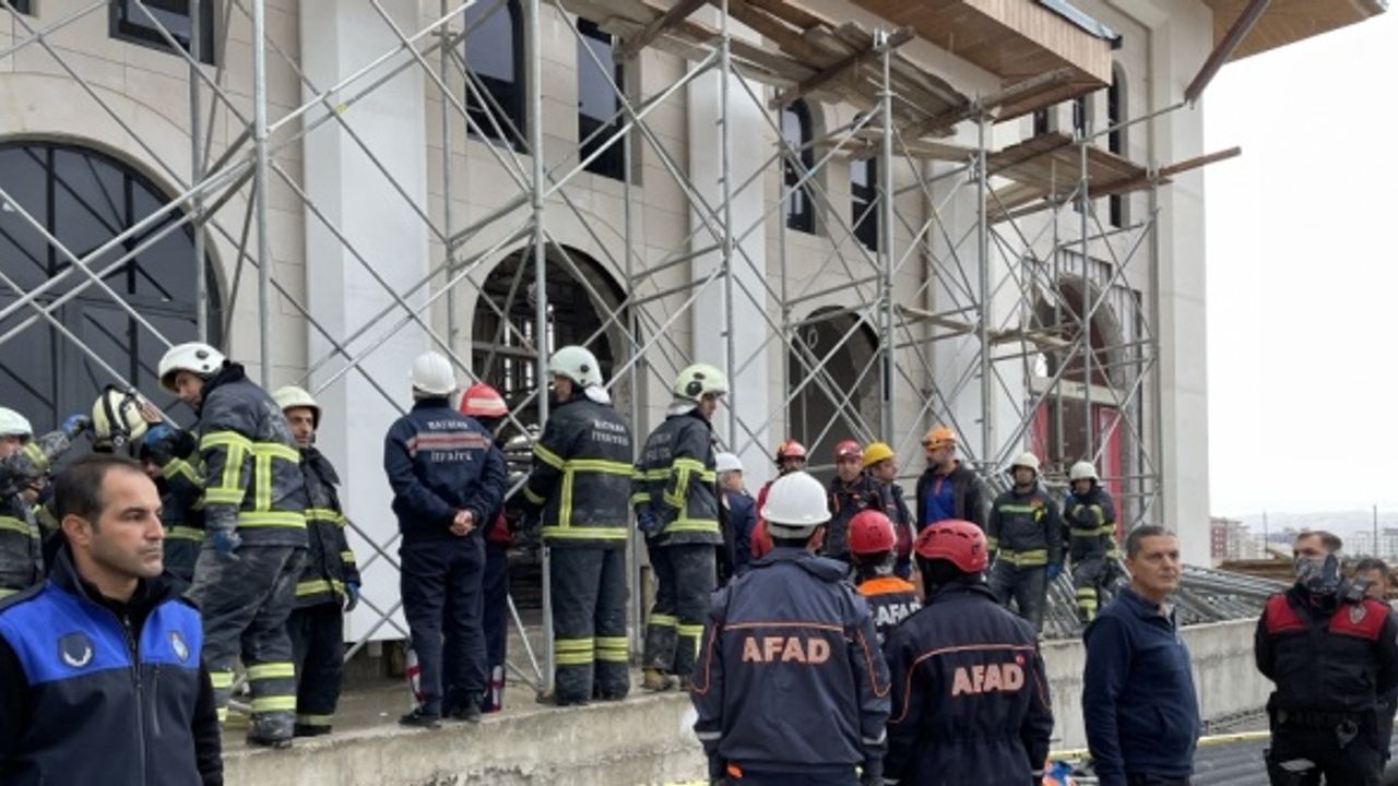 GÜNCELLEME 2 - Batman'da cami inşaatındaki iskelenin çökmesiyle 1 işçi öldü, 19 işçi yaralandı