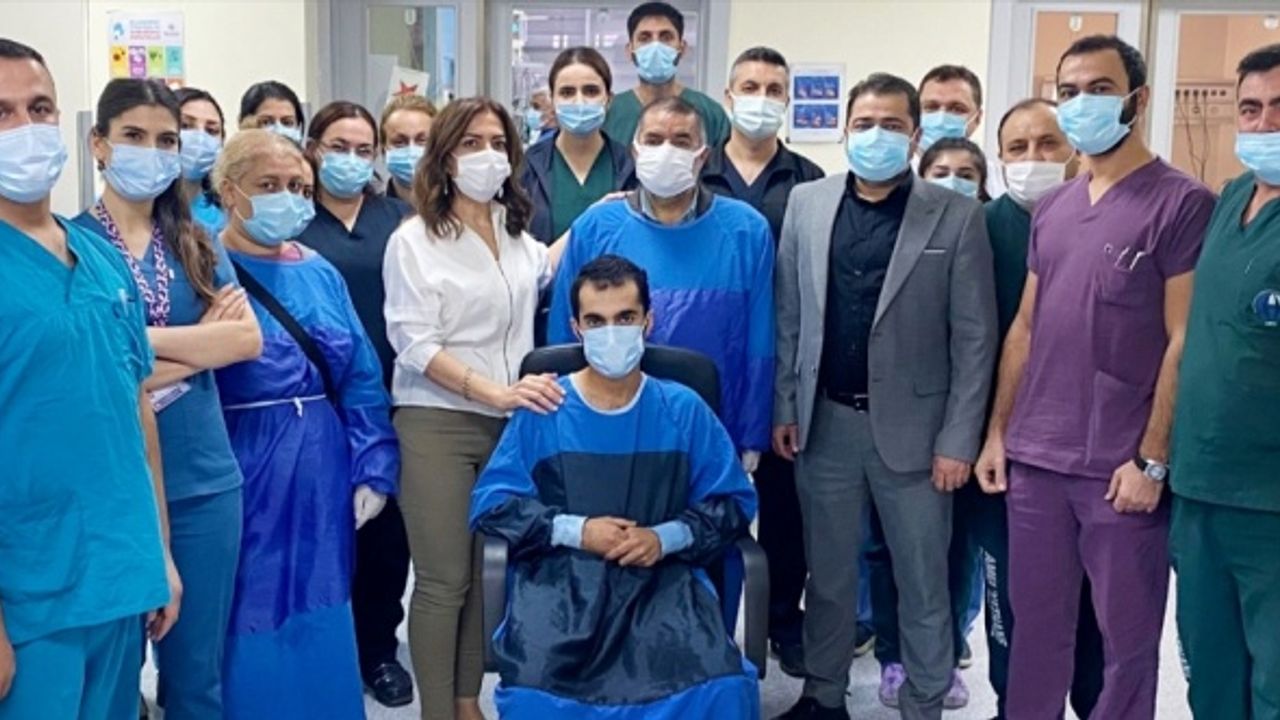 Kalbi duran genç, babasının kalp masajıyla hayata tutundu