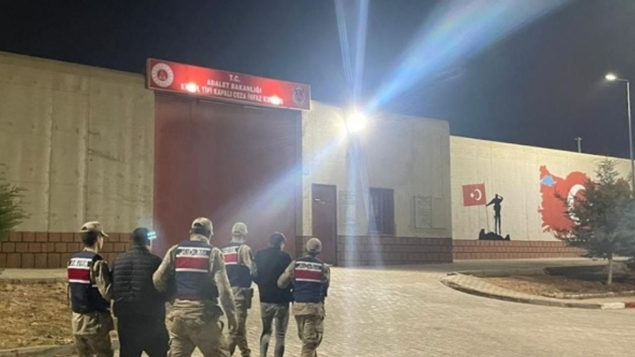 Kilis'te göçmen kaçakçılığı yaptıkları iddiasıyla 2 zanlı tutuklandı