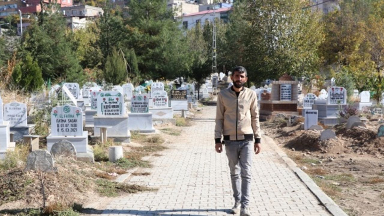 Siirt'teki madende yaşanan heyelanda kaybettikleri yakınlarının mezarlarını ziyaret ettiler