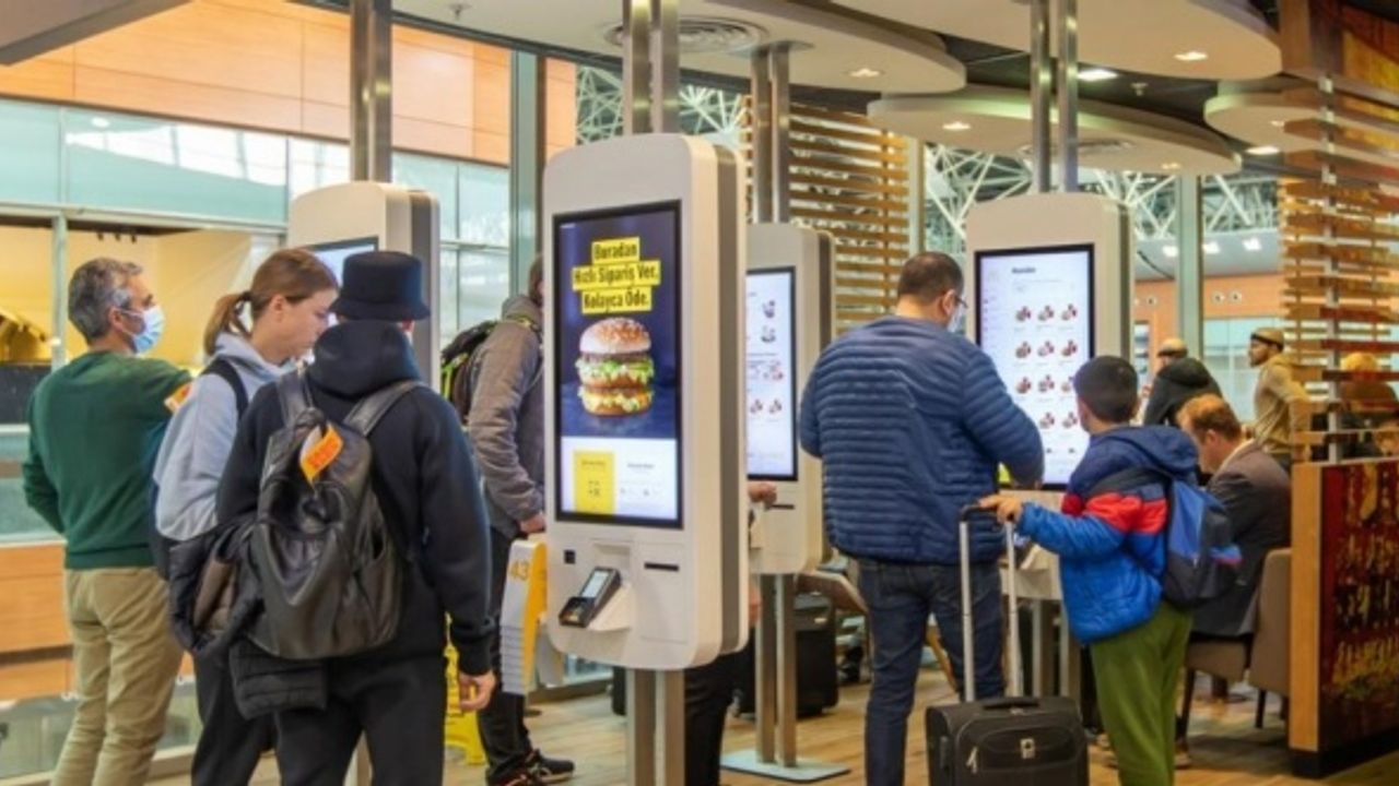 Türkiye'nin ilk McDonald's dijital sipariş ekranları Sabiha Gökçen Havalimanı'nda