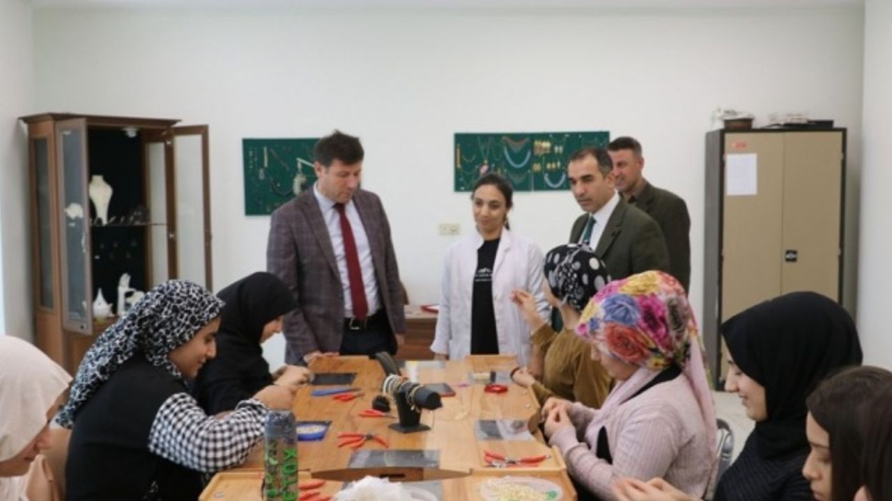 Cizre HEM'in üretim ve istihdam amaçlı düzenlediği kurslarda eğitim başladı