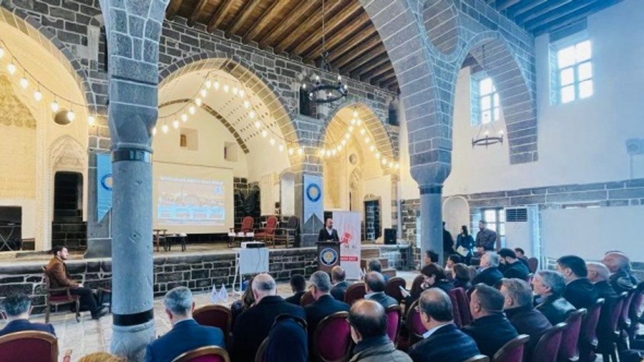 Diyarbakır'da "Medeniyetlerin Beşiği, Mezopotamya'nın Kalbi Diyarbakır" paneli düzenlendi