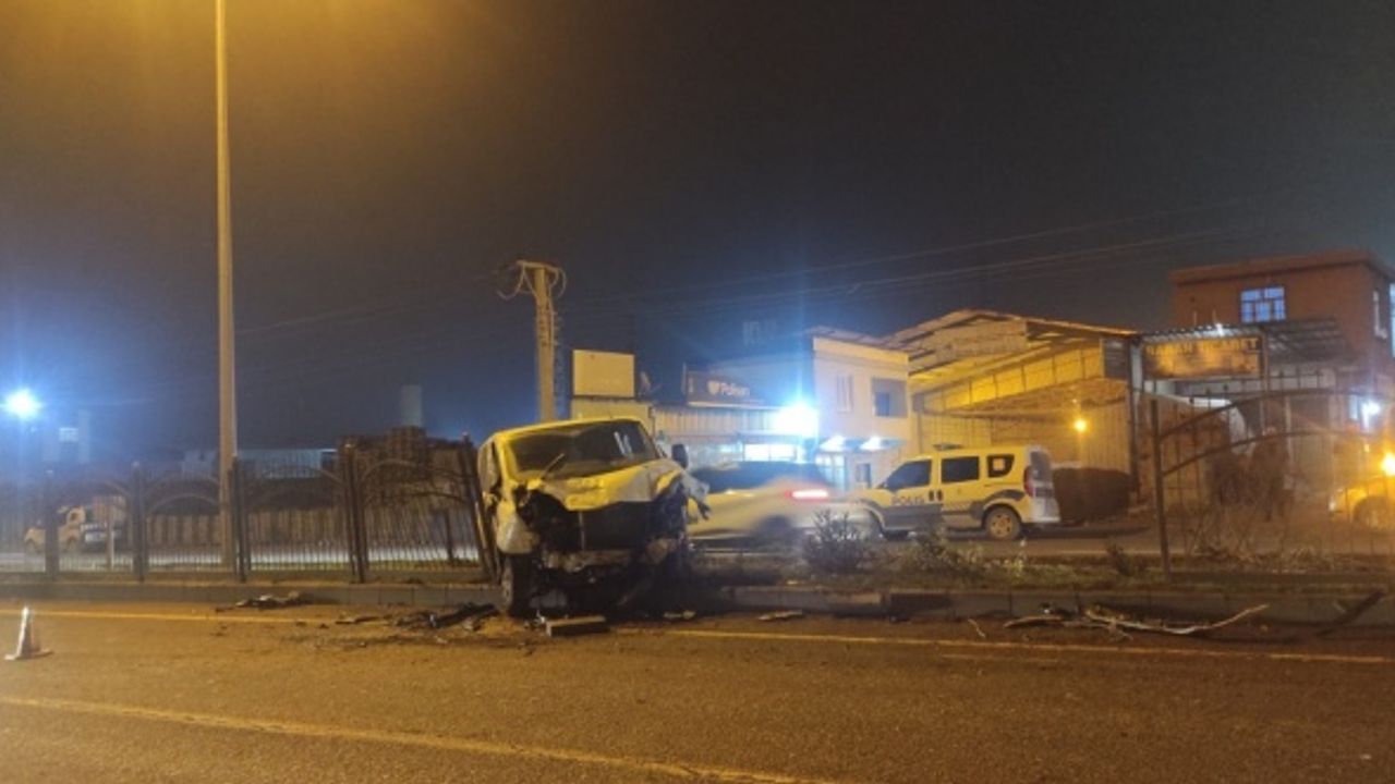 Diyarbakır'da otomobil ile minibüsün çarpışması sonucu 4 kişi yaralandı