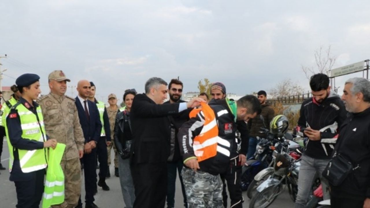 Ergani'de jandarma ekipleri sürücülere reflektif yelek dağıttı