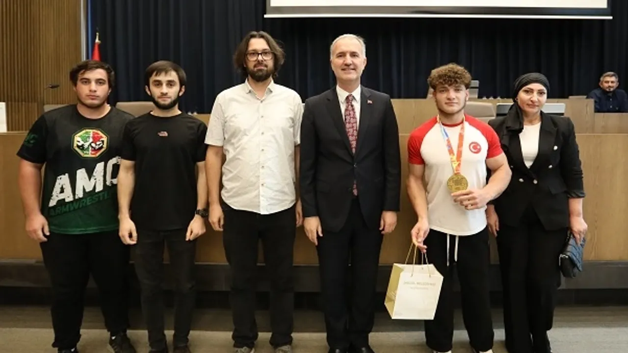 İnegöl'de şampiyonlar mecliste ödüllendirildi