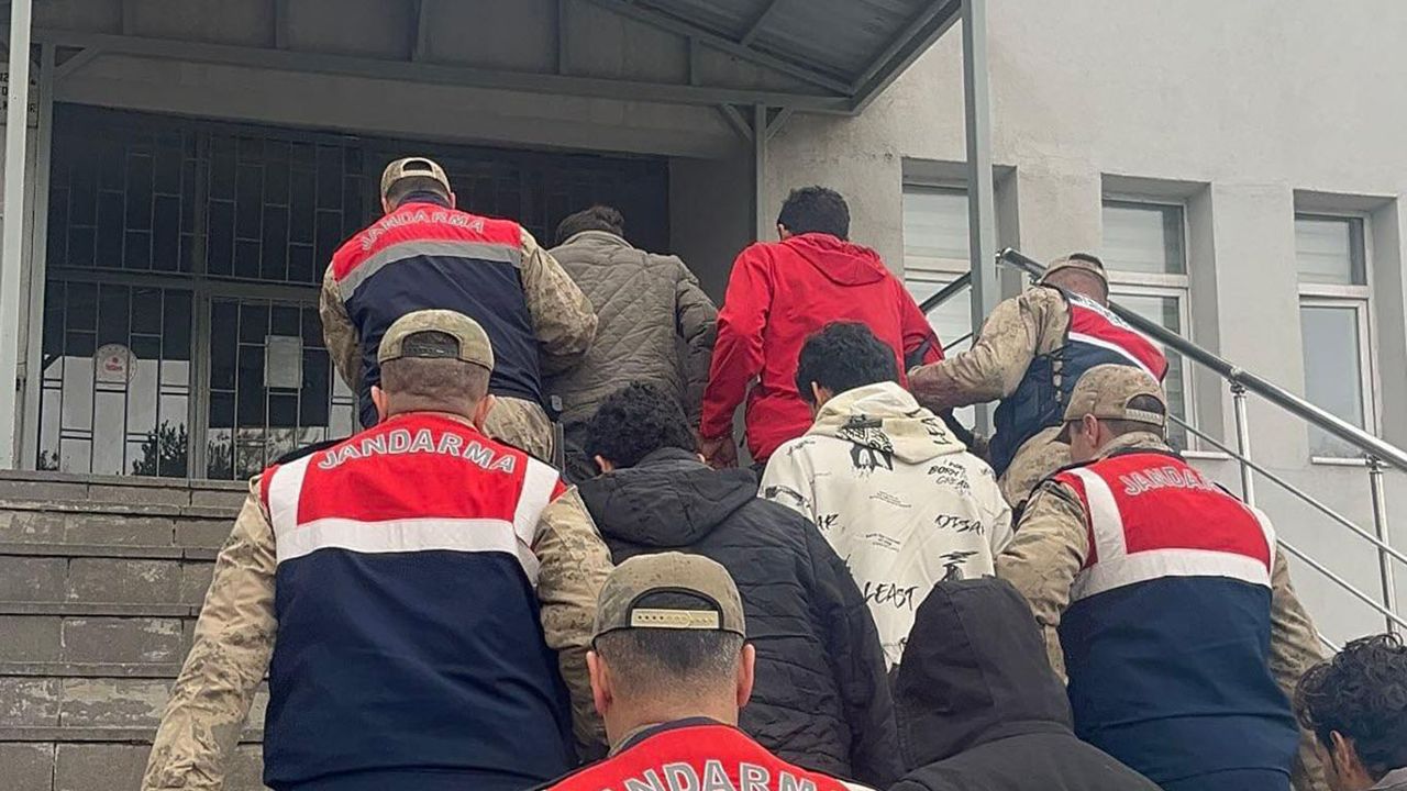 Bitlis'te 21 düzensiz göçmen ile bir organizatör yakalandı
