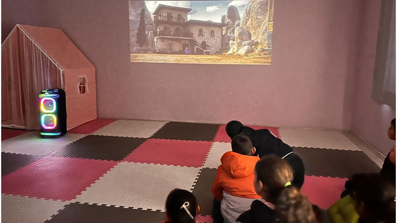 Bitlis’te atıl okul, öğretmenin çabasıyla drama sınıfına dönüştü