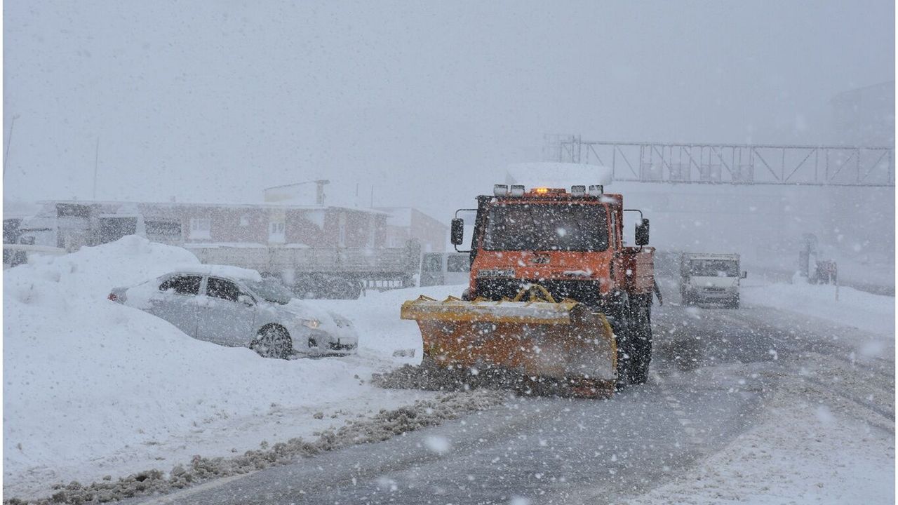 Bitlis’te yoğun kar yağışı uyarısı: 128 köy yolu ulaşıma kapandı