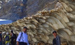 Mereto Dağı eteğindeki kardan tüneller doğaseverlerin serinleten rotası oldu