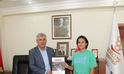 Belediye Başkanı Günaydın'dan başarılı öğrenciye hediye