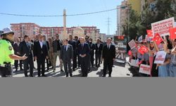 Elazığ, Mardin ve Siirt'te öğrenciler yaya geçitlerini "Hayata saygı duruşu" sloganıyla kırmızıya boyadı