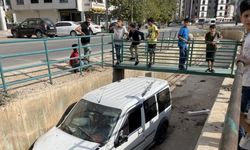 Gaziantep'te su kanalına düşen hafif ticari araçtaki anne ve oğlu yaralandı