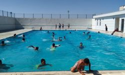 Kozluk'ta 585 çocuk "Yüzme Bilmeyen Kalmasın" projesiyle yüzme öğrendi