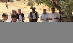 PKK'nın katlettiği yakınlarını saldırının gerçekleştiği eve Türk Bayrağı asarak andılar