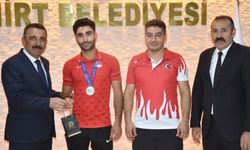 Siirt Valisi Hacıbektaşoğlu'ndan milli sporcu Özalp'a altın ödülü