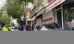 Adıyaman'da otomobilin çarptığı aydınlatma direği yoldan geçen kadının üzerine devrildi