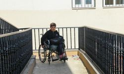 Bağlar Belediyesi bedensel engelli çocuğa tekerlekli sandalye hediye etti