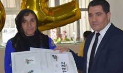 Diyarbakır'da PTT şubesine gelen 182. müşteriye pul koleksiyonu hediye edildi