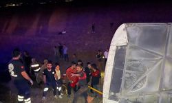 GÜNCELLEME - Şanlıurfa'da yolcu otobüsüyle kamyonet şarampole devrildi, 25 kişi yaralandı